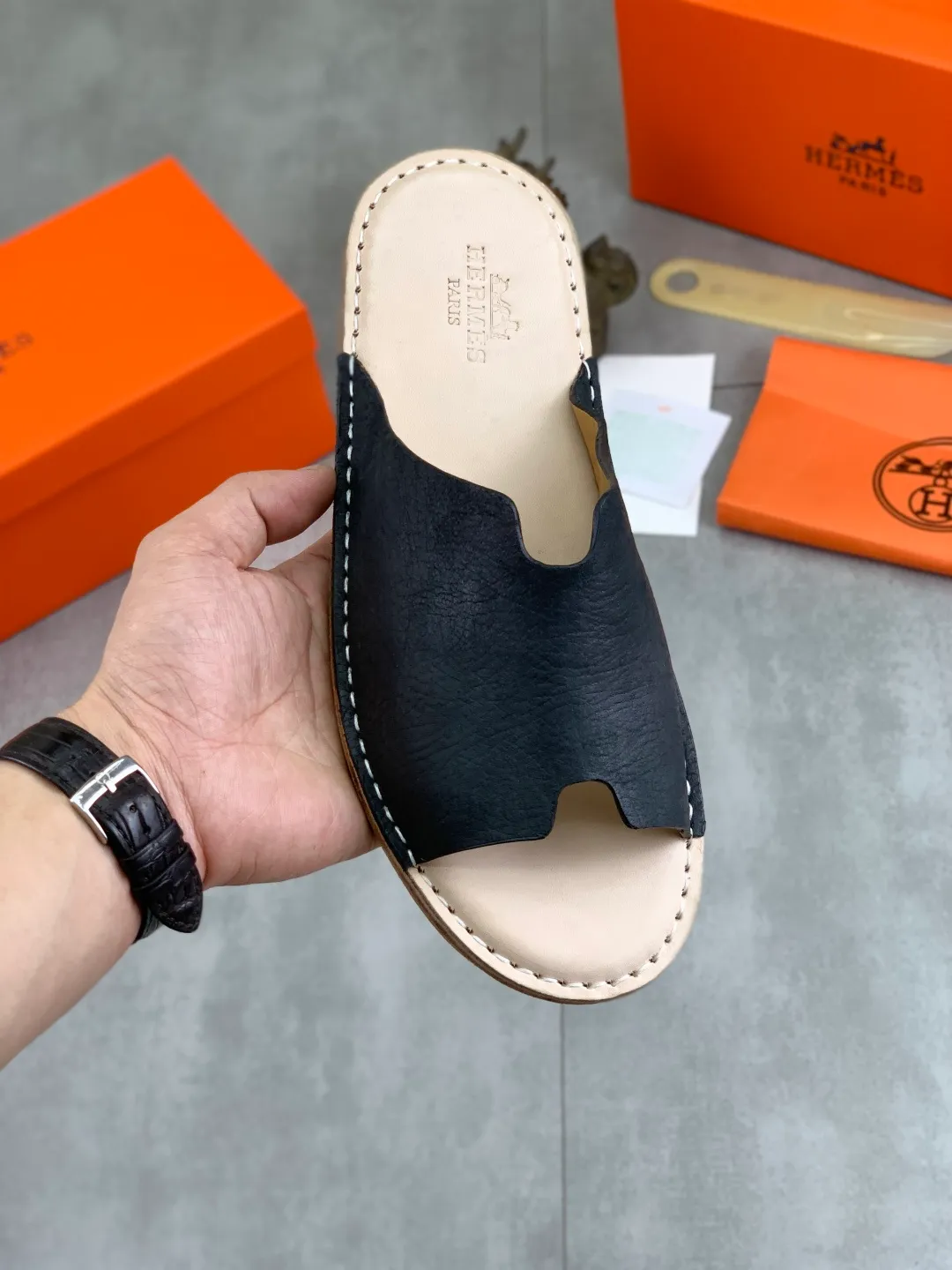 Men's men's shoes 💰P360 new model (genuine leather outsole series) new colors are coming simultaneously on the official website [HERMES] Hermès series: original development, original anatomy display, exclusive outsole [Material] Sole: original genuine leather sole with cow essence film 🌸. Fabric Original calfskin Lining: Imported cowhide, delicate and soft Code number: 38-44